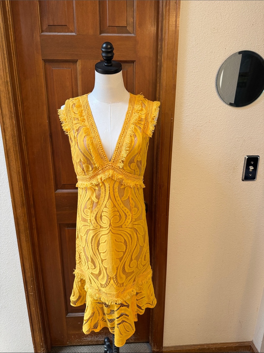 Ryse The Label Yellow Lace V-Neck Sleeveless Dress Size M